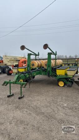 JOHN DEERE 7200 12 ROW PLANTER