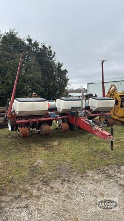 WHITE 5100 6 ROW VACCUM PLANTER