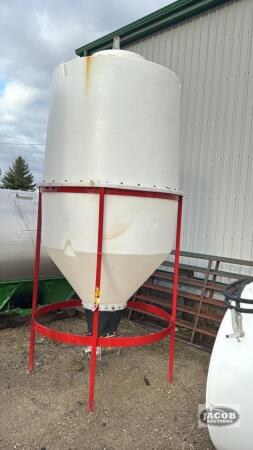 PRARIE PRIDE 2TON POLY BIN ON STAND