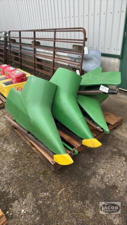 (4) JOHN DEERE 600 SERIES POLY DIVIDER POINTS