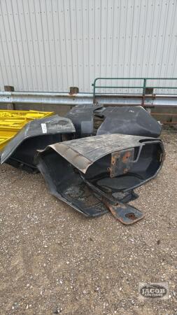(4) WHEEL COVERS/CROP DIVIDERS