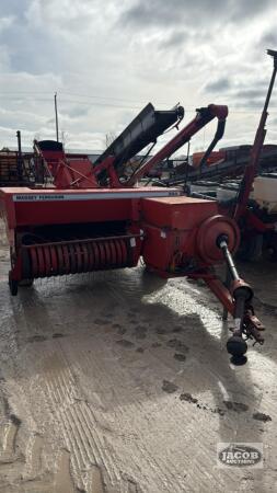 MASSEY FERGUSON 224 SQUARE BALER