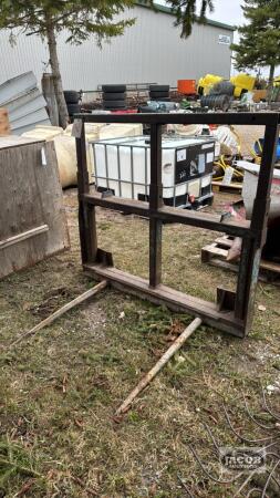 JOHN DEERE MOUNT QUICK ATTACH BALE SPEAR
