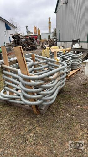 UNUSED FREESTALL DIVIDERS