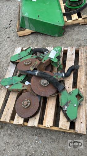 (4) JOHN DEERE DOUBLE DISC FERTILIZER OPENERS