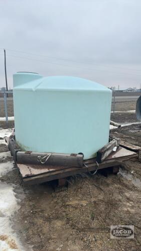 1500 GALLON POLY WATER TANK ON SKID