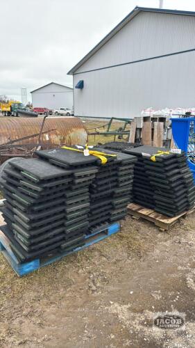 APPROX.200 SQ FT OF 2' X 2' INTERLOCKING FLOOR MATS