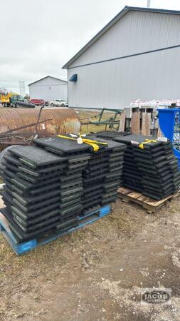 APPROX.200 SQ FT OF 2' X 2' INTERLOCKING FLOOR MATS