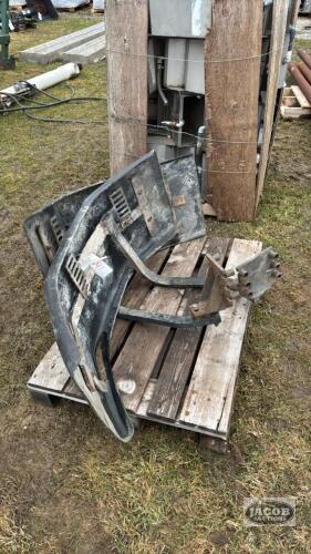 SET OF CASE IH FRONT FENDERS
