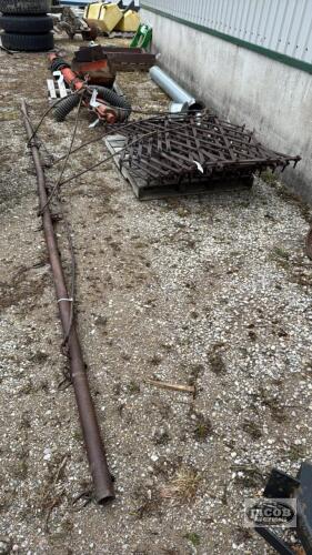 6 SECTIONS OF DIAMOND HARROWS WITH 18FT POLE