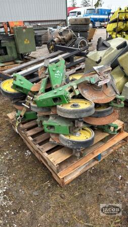 (12) JOHN DEERE SINGLE DISC FERTILIZER OPENERS