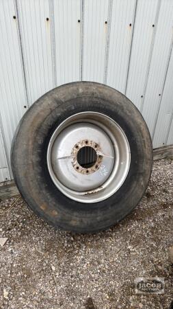 FIRESTONE 305/70R22.5 16PR TIRE ON 8 BOLT RIM
