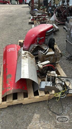 LELY DISCOVERY MANURE SCRAPER WITH CHARGER