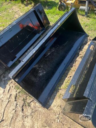 Unused 5ft skid steer quick tach material bucket