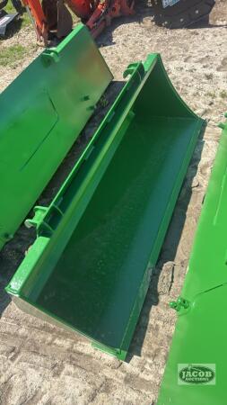 Unused 5ft John Deere quick tach material bucket