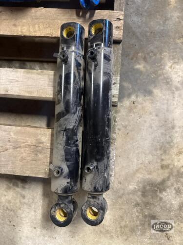 Pair of hydraulic cylinders