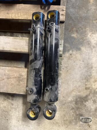 Pair of hydraulic cylinders