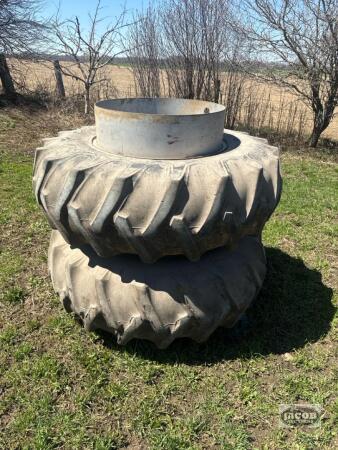 Set of 18.4 30 tires with duals off John Deere 2550