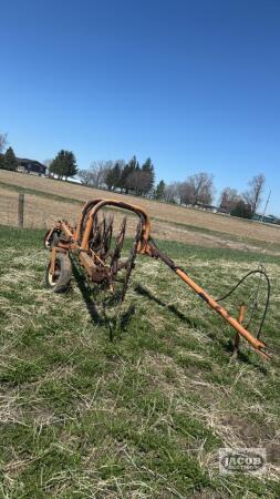 Hydraulic lift 6 wheel rake