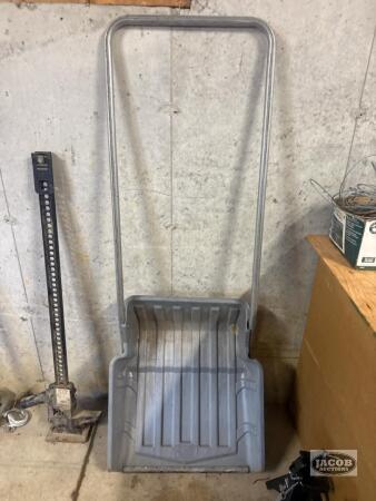 Snow shovel