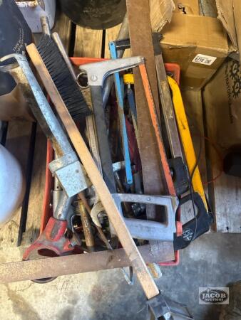 1 basket of hand tools