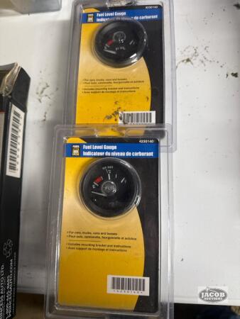2 fuel level gauges