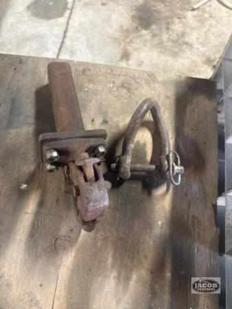 Trailer hitch and clevis