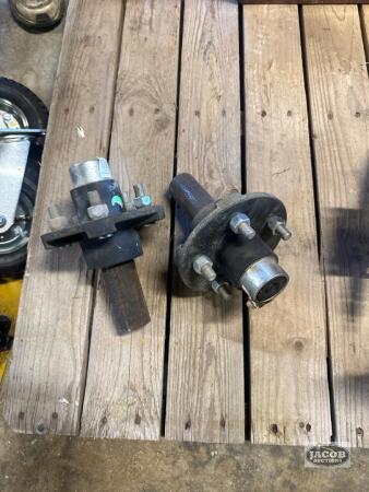 2 trailer hubs