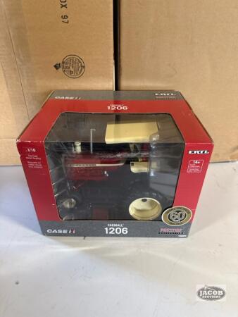 1/16 Farmall 1206