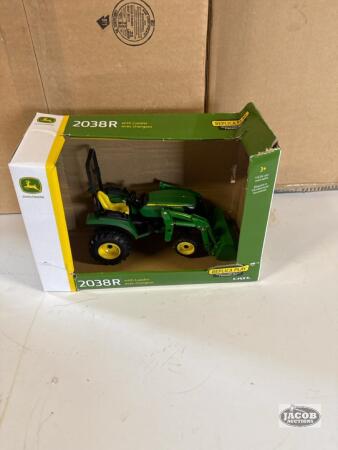 1/16 John Deere 2038R