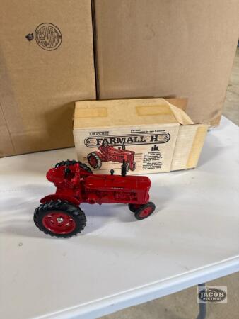 1/16 Farmall H