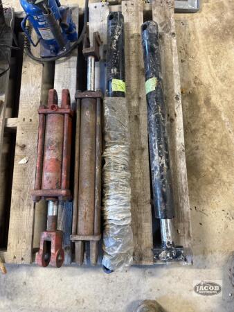 4 hydraulic cylinders