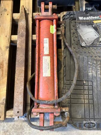 1 hydraulic cylinder