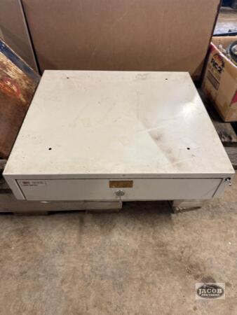 Cash box
