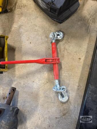 One unused chain binder