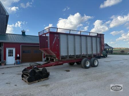 Miller pro-4100 silage wagon