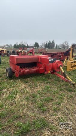 Massey Ferguson 124 small square bailer