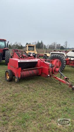 Massey Ferguson 124 small square bailer with thrower