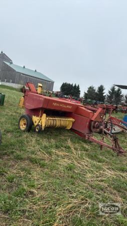 Newholland 276 small square bailer with thrower