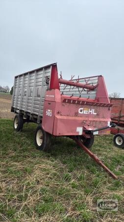 Gehl 980 vari-sweep forage wagon