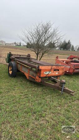 New idea 215 manure spreader , with end gate