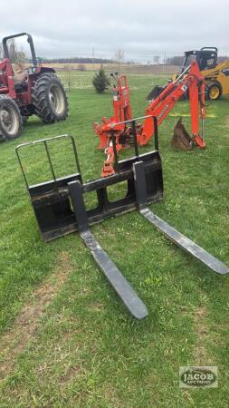Unused skid steer quick tach pallet fork