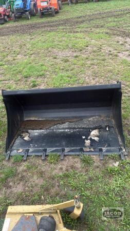 Unused Alo 5ft quick tach dirt bucket