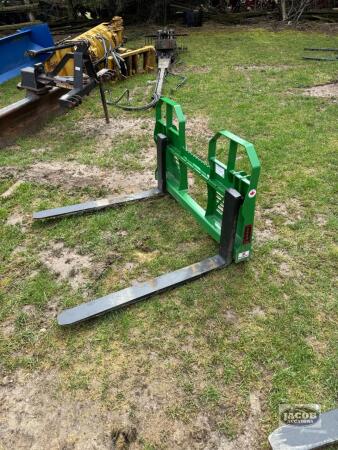 Unused Mapleside John Deere quick tach pallet forks