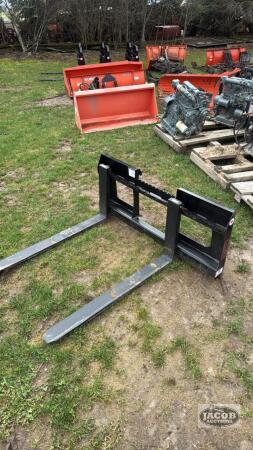Unused Mapleside skid steer quick tach pallet forks