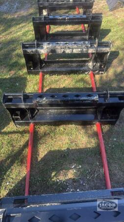 Unused skid steer quick tach 2 prong bale spear