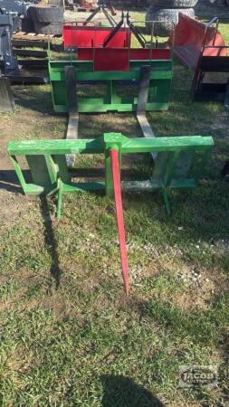 Unused skid steer quick tach 3 prong bale spear