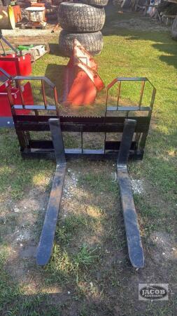 Unused Mapleside 5500 pound skid steer quick tach pallet fork