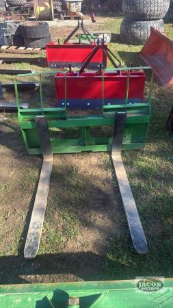 Unused Jd 245 quick tach pallet fork