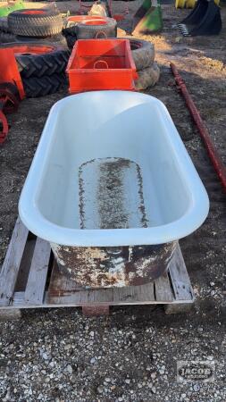 Cast iron bath tub